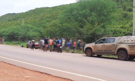 Acidente entre carro e moto deixa um morto e um ferido na BA-245 em Itaetê