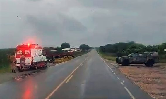 Caminhão tomba após motorista desmaiar ao volante em Dom Basílio