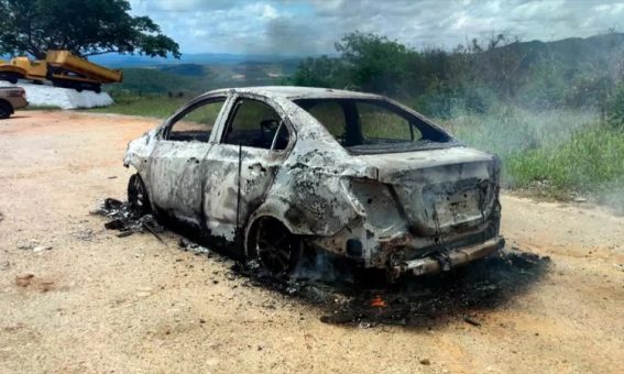 Carro fica destruído após pegar fogo na BA-262, entre Anagé e Vitória da Conquista