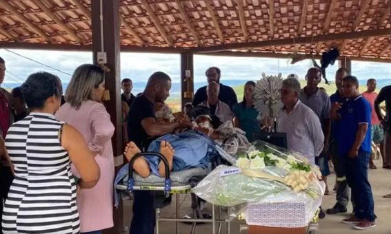 Deitada em maca, sobrevivente acompanha velório da filha na Chapada Diamantina