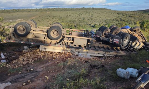 Carreta carregada com batata capota entre Barra da Estiva e Ibicoara, na Chapada Diamantina