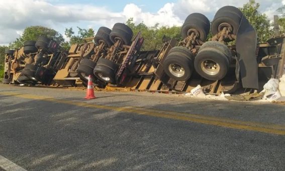 Carreta carregada com trigo tomba na BR-430 em Caetité