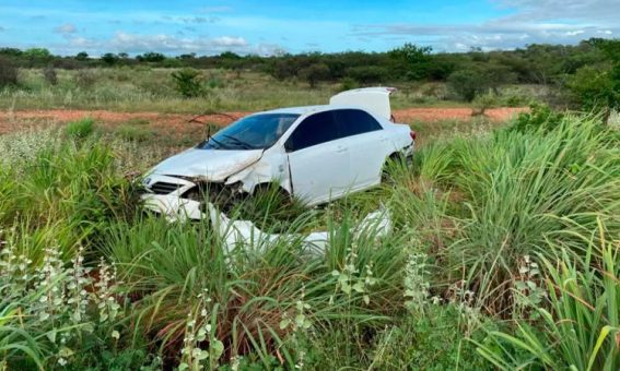 Veículo capota após ser fechado por carreta em Livramento de Nossa Senhora