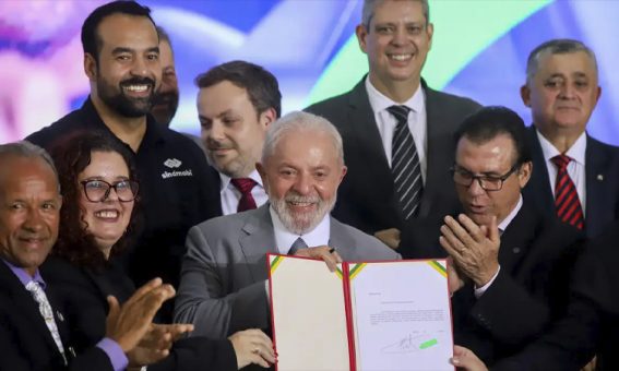 Lula assina projeto que regula atividade de motoristas de aplicativo