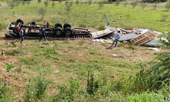 Capotamento deixa uma pessoa morta e outra ferida no Sudoeste da Bahia