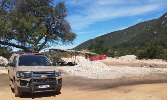 PM desmonta garimpo ilegal e apreende 45 toneladas de quartzito em Oliveira dos Brejinhos