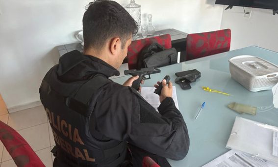 Operação contra PMs, CACs e empresários suspeitos de desviar armas para facções