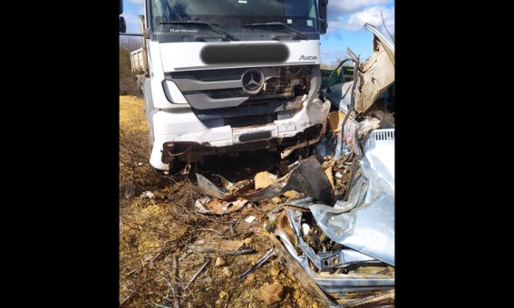 Casal morre em acidente entre carro e caminhão na BA-026 em Contendas do Sincorá