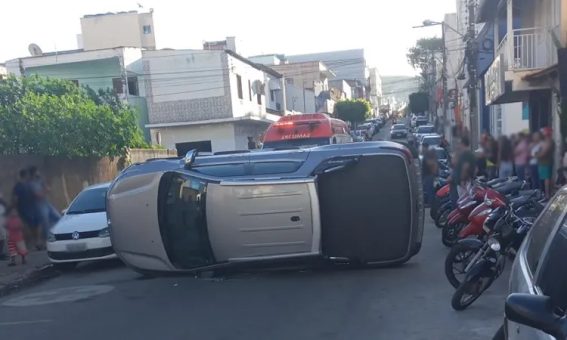 Caminhonete capota no centro de Caetité e atinge três veículos