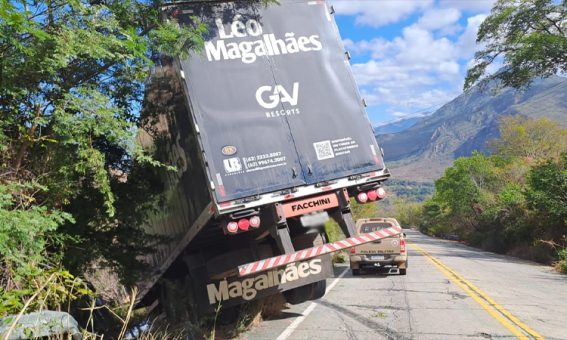 Carreta do cantor Léo Magalhães se envolve em acidente na Chapada Diamantina