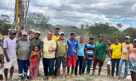 Vice-prefeito de Iramaia, Toninho Caires, entrega poço artesiano na fazenda União