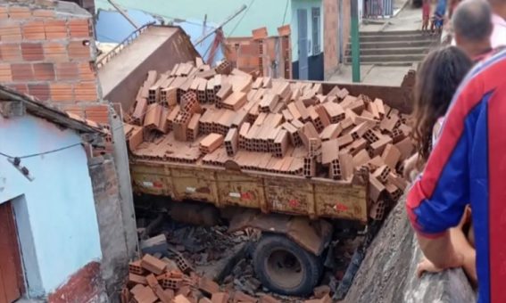 Veículo desgovernado invade casa no Sudoeste da Bahia