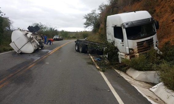 Caminhão de combustíveis se envolve em acidente na BA-020 entre Maracás e Contendas do Sincorá