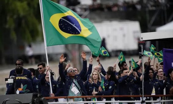 Sob forte chuva, Jogos Olímpicos Paris 2024 são abertos com Cerimônia inovadora