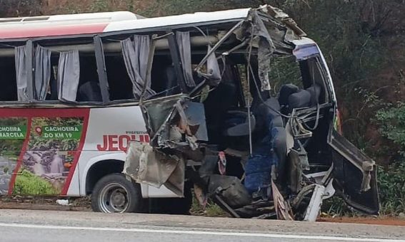 Engavetamento entre dois ônibus e caminhão deixa 16 pessoas feridas no Sudoeste da Bahia