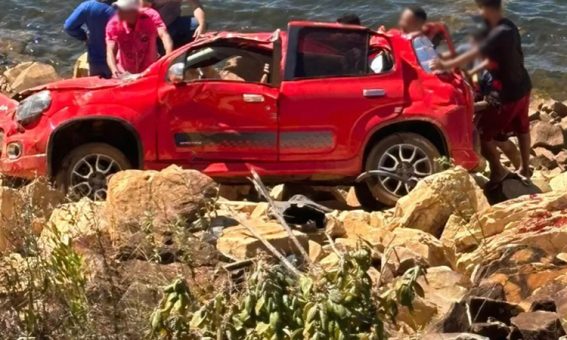 Veículo capota e quase cai em barragem na Chapada Diamantina