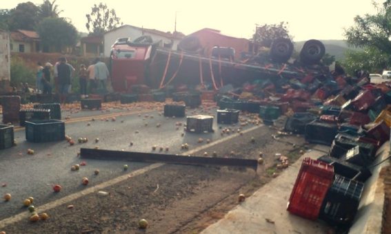 Caminhão de frutas tomba e deixa motorista preso nas ferragens em Maracás