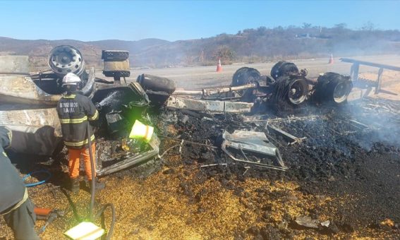 Motorista morre carbonizado após caminhão tombar na BA-262, entre Aracatu e Anagé