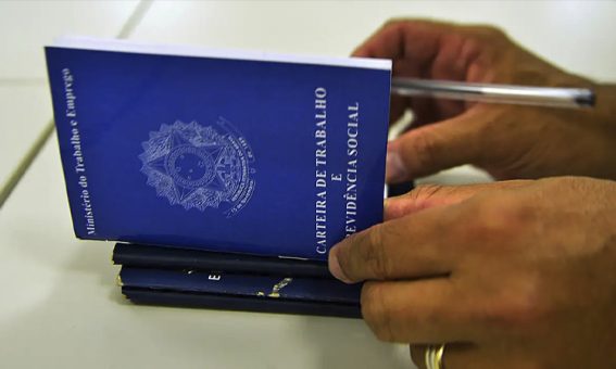 Desemprego cai para 6,8% no trimestre encerrado em julho