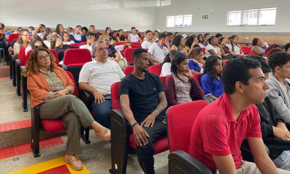 Toninho Caires e Bete Gonçalves celebram cultura local em evento escolar