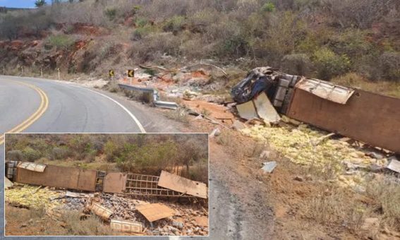 Carreta carregada de alimentos capota na BA-026; motorista é socorrido por populares