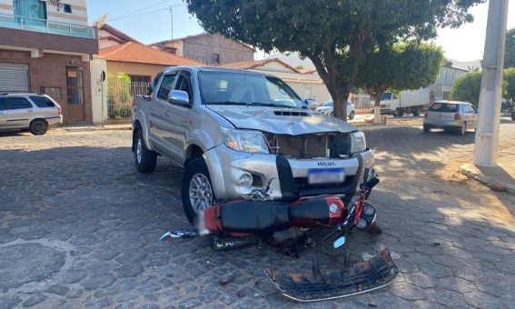 Duas mulheres ficam feridas após acidente entre caminhonete e moto em Livramento de Nossa Senhora