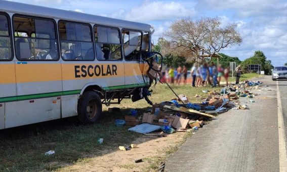 Acidente entre ônibus escolar e caminhão na BA-099 deixa um morto e 22 feridos em Entre Rios