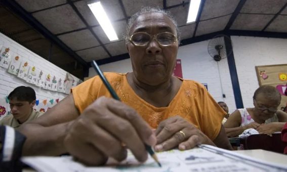 Programa Brasil Alfabetizado é retomado com bolsas para educadores