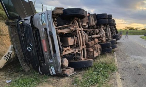 Caminhão carregado com móveis tomba e tem carga saqueada no Sudoeste da Bahia