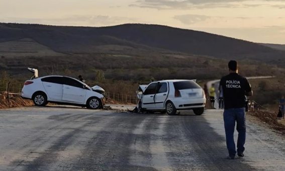 Colisão frontal na BA-026 deixa um morto e quatro feridos