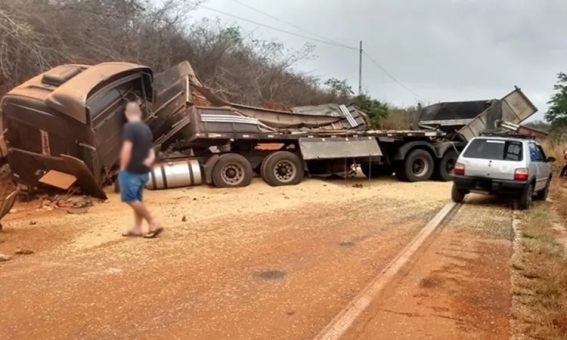 Carreta carregada com soja tomba e interdita BR-030 em Caetité