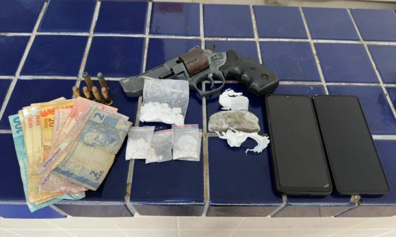 Polícia Militar prende em Barra da Estiva suspeito com drogas, arma e mandado de prisão em aberto