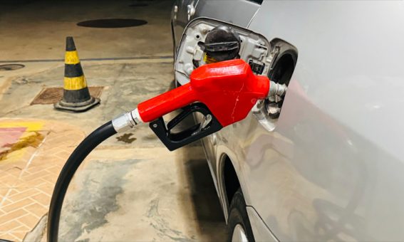 Acelen anuncia redução de 2,5% nos preços da gasolina para distribuidoras na Bahia