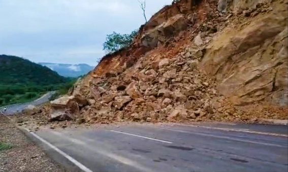 Chuvas fortes causam interdição na BA-245 em Ibitiara, Chapada Diamantina