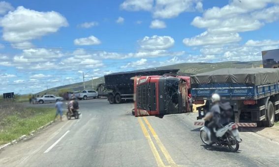 Carreta carregada de soja tomba na região do Sudoeste da Bahia