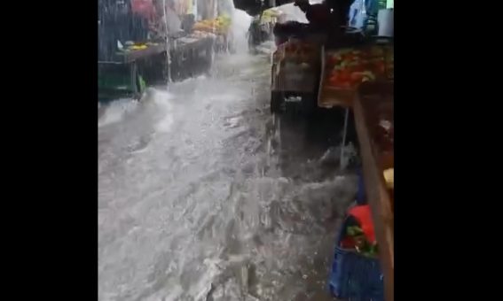 Chuva forte gera prejuízos na feira livre de Livramento de Nossa Senhora