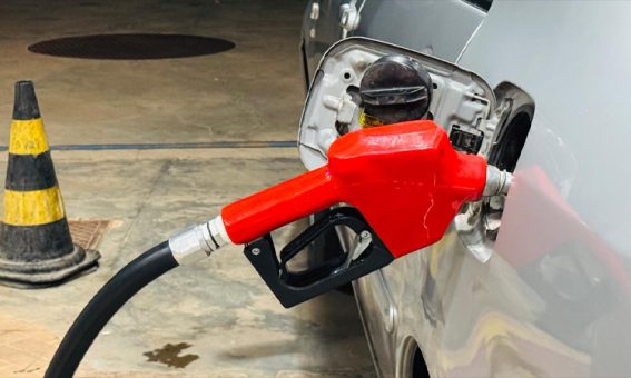 Gasolina fica mais cara na Bahia após Acelen anunciar reajuste para distribuidoras