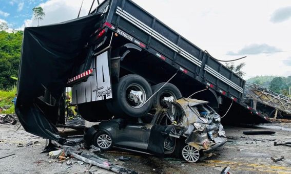 Acidente com ônibus que faria paradas em Maracás, Iramaia e Itaetê deixa 38 mortos em MG