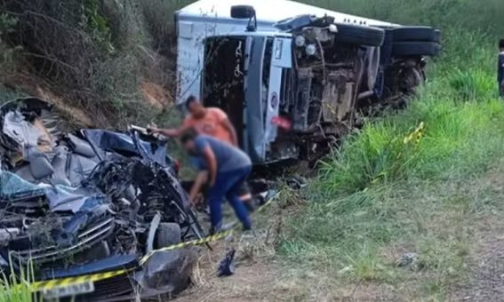 Batida entre carro e caminhão deixa dois mortos e três feridos no Sudoeste da Bahia