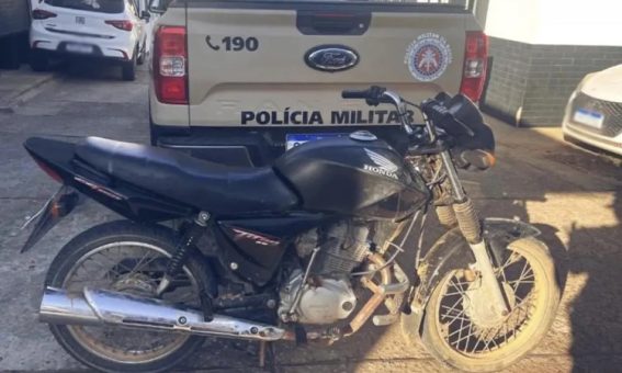 Motocicleta com placa de Vitória da Conquista é recuperada pela Polícia Rodoviária na BA-142, em Tanhaçu