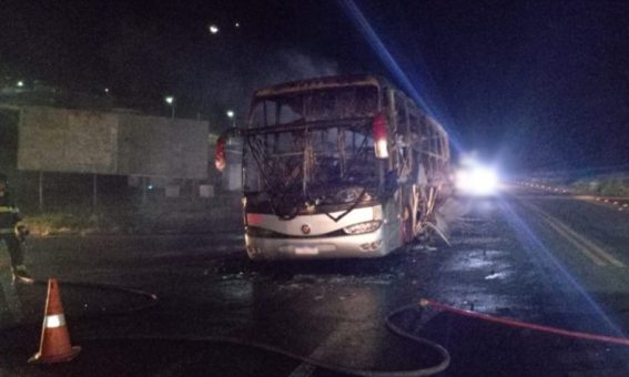 Ônibus que levava estudantes de Maracás pega fogo no semi-anel rodoviário de Jequié