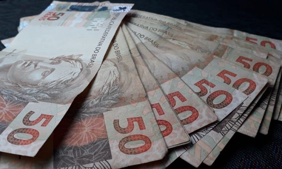 Segunda parcela do 13° salário deve ser depositada até esta sexta-feira (20)