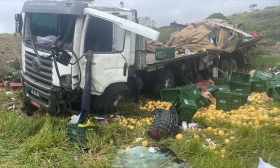 Homem de 34 anos perde a vida em acidente com caminhão de maracujá entre Planaltino e Nova Itarana