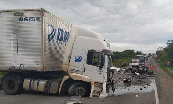 Quatro pessoas morrem após batida entre caminhão e carro no Sudoeste da Bahia