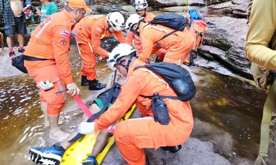 Turista sofre múltiplas fraturas após queda de cinco metros em cachoeira na Chapada Diamantina