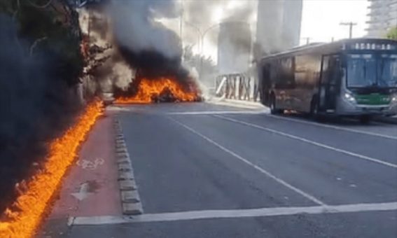 Avião cai em avenida movimentada de São Paulo, atinge ônibus e deixa 2 mortos e 6 feridos