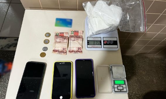 Ação da PM resulta na apreensão de drogas e prisão de suspeito em Ibitiara