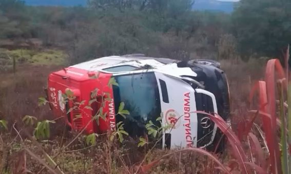 Ambulância do Samu se envolve em acidente entre Ipuçaba e Beira Rio