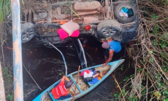 Carro cai de ponte após colisão na BA-142, em Andaraí