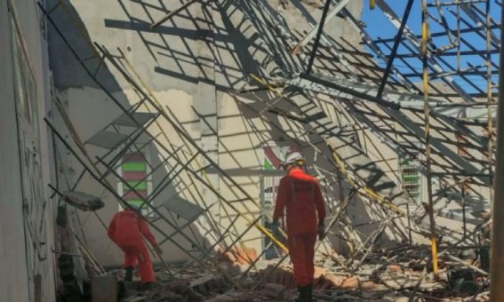 Bombeiros resgatam 14 pessoas com vida após desabamento de telhado de igreja em Jequié